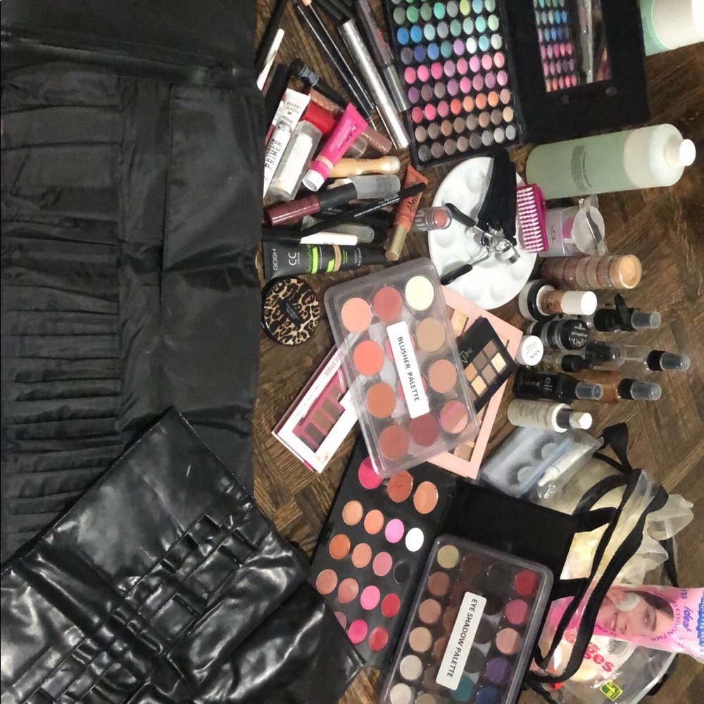 mua selling makeup kit